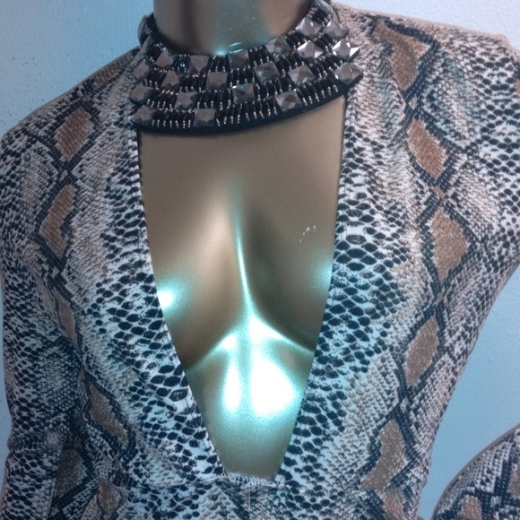 Daisy snakeskin body with open v-neck lining open breast size medium - Picture 5 of 12